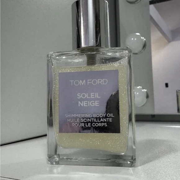 Tom Ford Soleil Neige Shimmering Body Oil - Silver and White - Picture 2 of 5